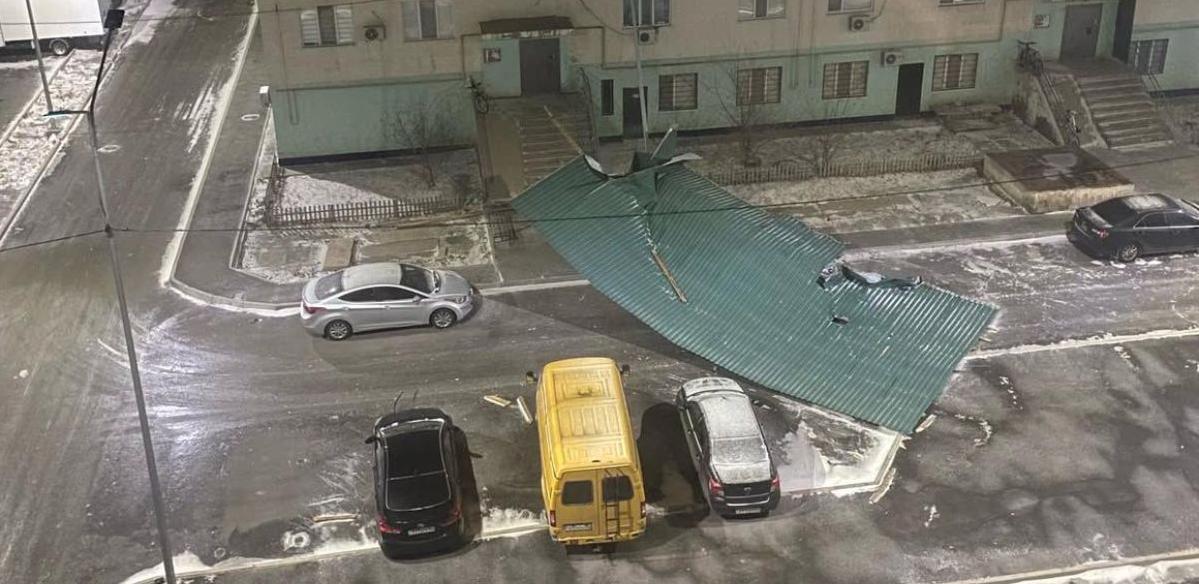 Сильный ветер сносит крыши и обрывает провода в Атырау 