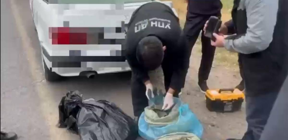 Перевозчиков крупной партии марихуаны задержали в Жамбылской области