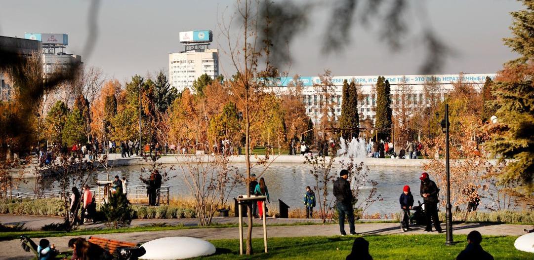 Новый сквер с искусственным прудом открыли в Алматы 