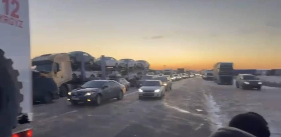 Более 1,5 тысячи авто скопилось на трассах Актюбинской области 