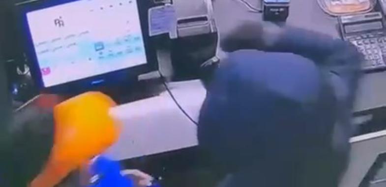 Мужчина с ножом ограбил АЗС в Актау