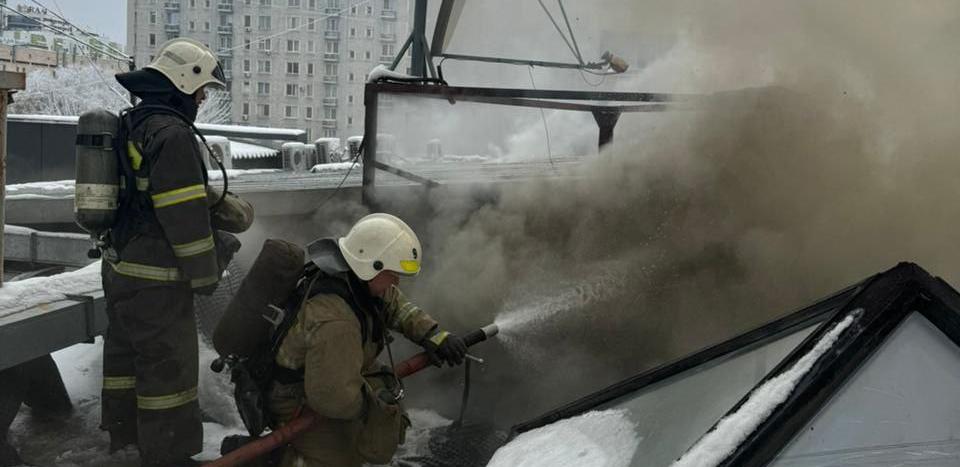 Офисное здание загорелось в центре Алматы