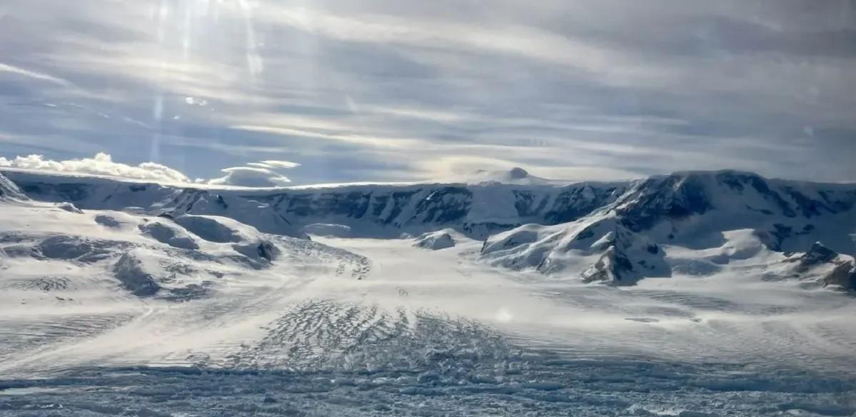 Антарктида на грани катастрофы: 8 километров льда исчезли 