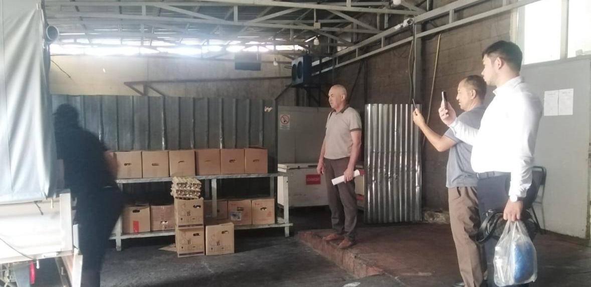 Незаконно ввезённые яйца продавали на рынке Алматы