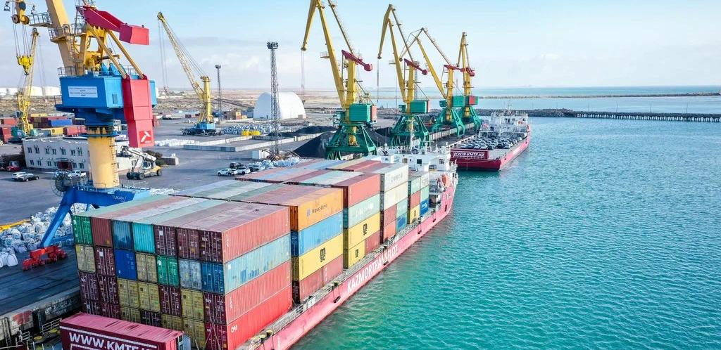 Казахстан нарастил контейнерные перевозки по Каспию 