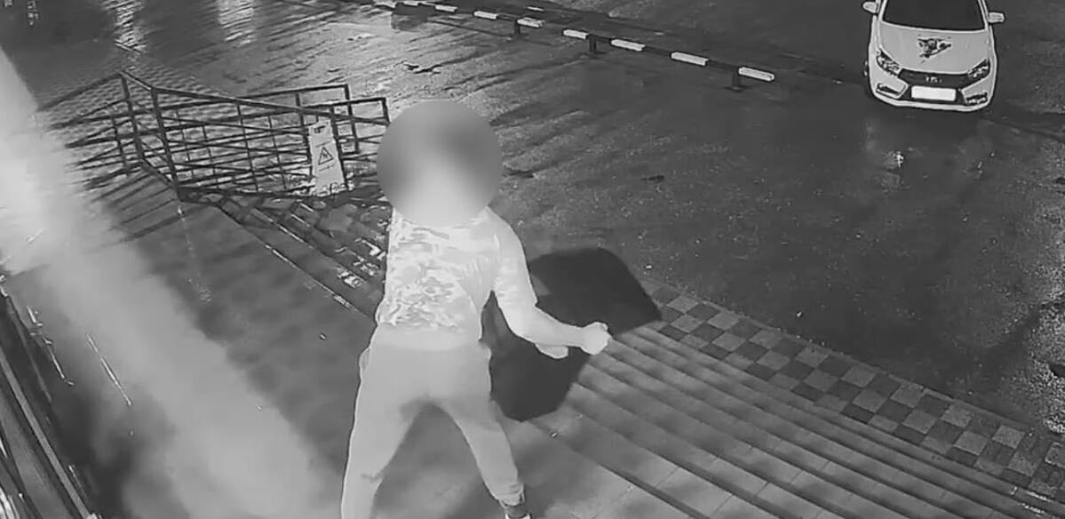 Мужчина разбил дверь аптеки мусорным контейнером в ЗКО