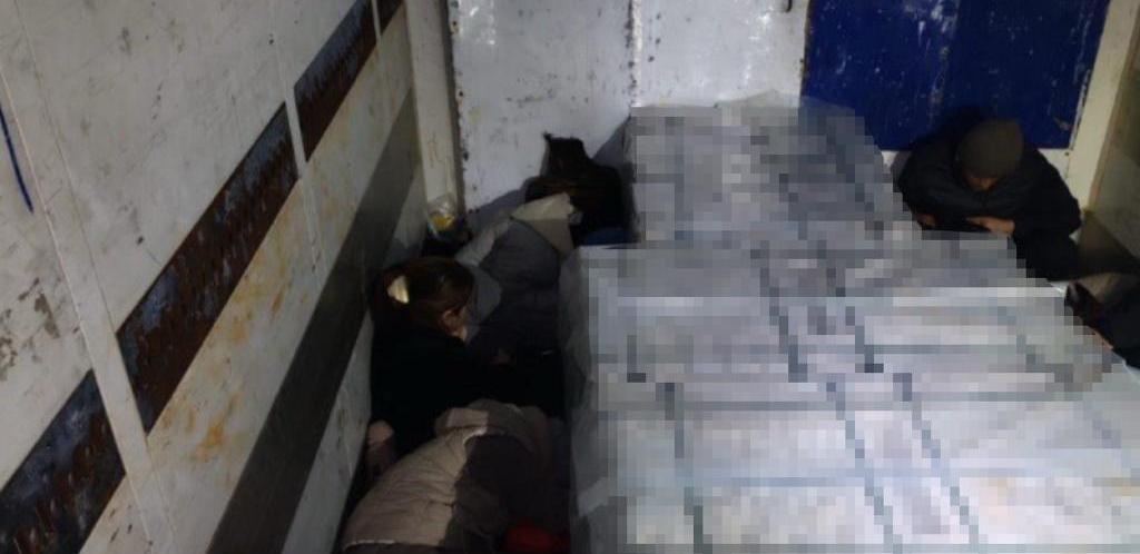 10 иностранцев обнаружили среди груза в машине на границе Казахстана