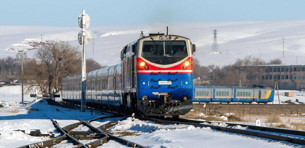 Из-за закрытия трассы Актобе – Астрахань пассажиров вывезли поездом