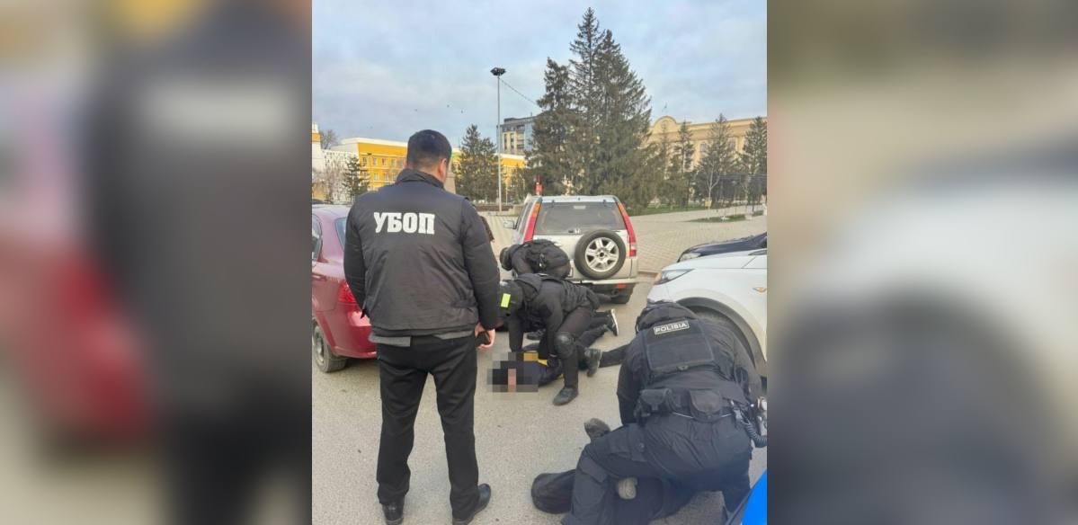 Подозреваемого в вымогательстве более 4 млн тенге задержали в Уральске