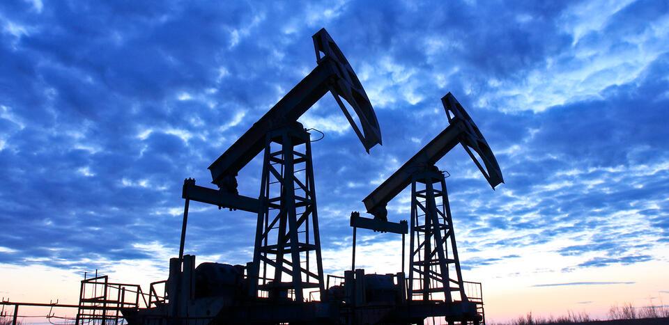 Цены на нефть взлетели после атаки Израиля на Иран