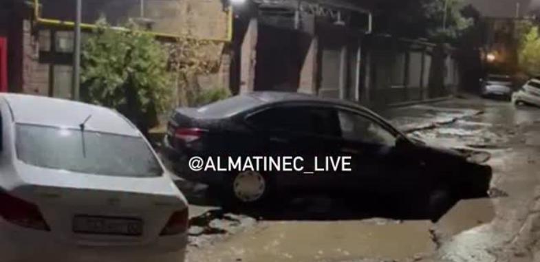 13 авто повреждены после ночного ливня в Алматы