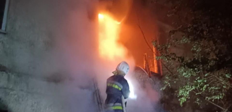 Двух пенсионеров спасли из пожара в Сатпаева 