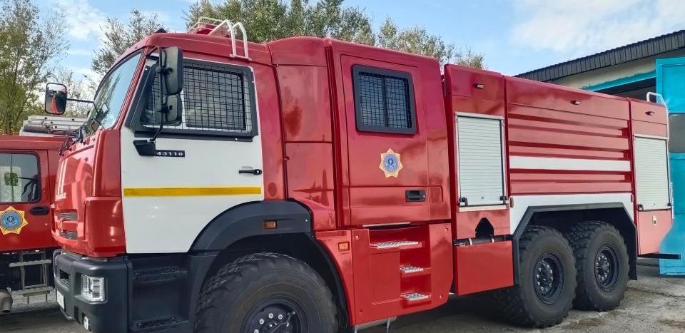 Два здания и три автомобиля горят в Алматы