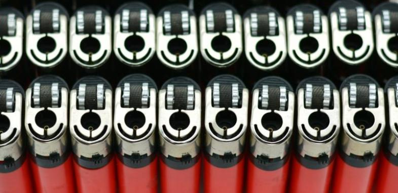 Зажигалки будут продавать только по паспорту в России