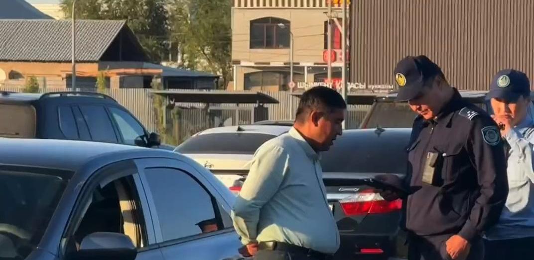 В аэропорту Шымкента выявили нелегальных таксистов