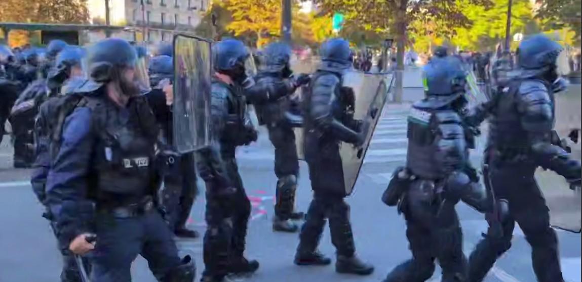 Во Франции сотни тысяч людей вышли на протесты 