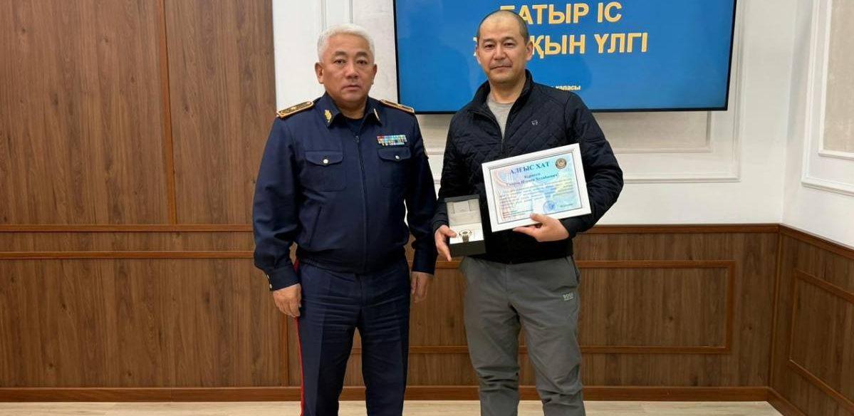 Похищение школьницы в Таразе: мужчину наградили за спасение 