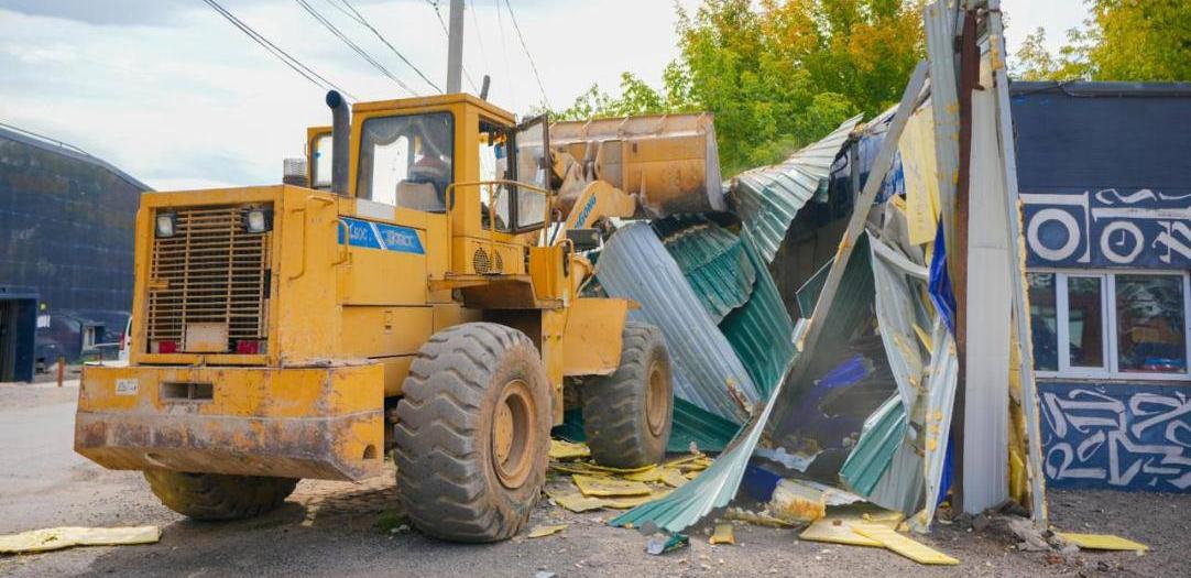 В Астане демонтируют незаконную автомойку 