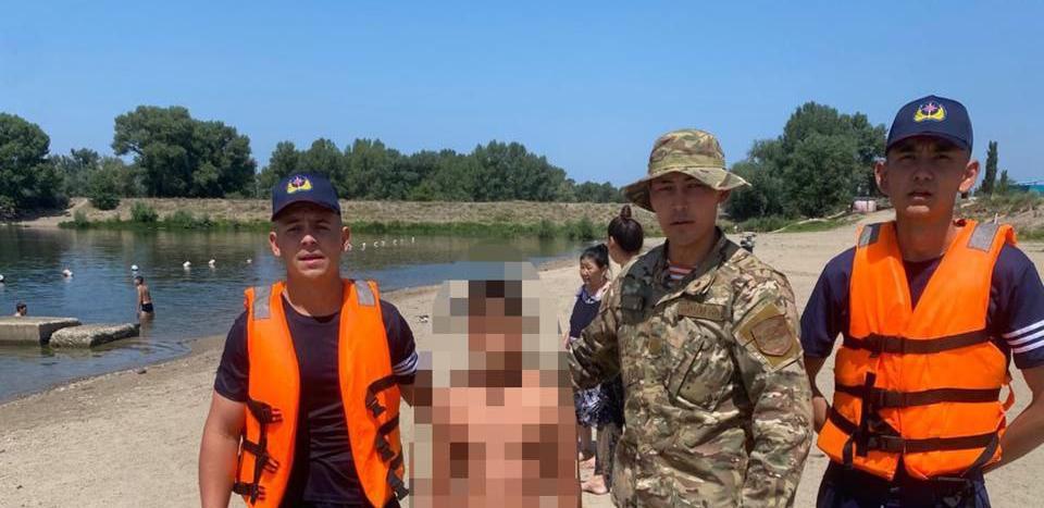 Военнослужащий МЧС спас ребёнка на пляже в Семее