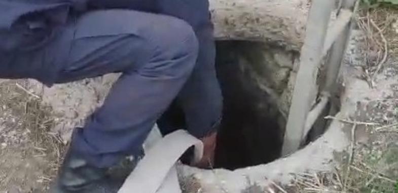 Женщина упала в трехметровый колодец в Казахстане