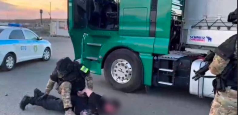 Грузовик с тайником задержали на границе Казахстана и России