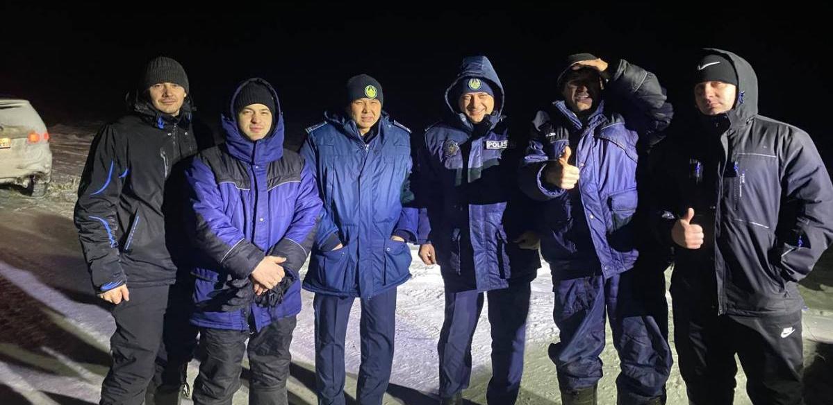 Полицейские вызволили водителей из снежного плена в ВКО