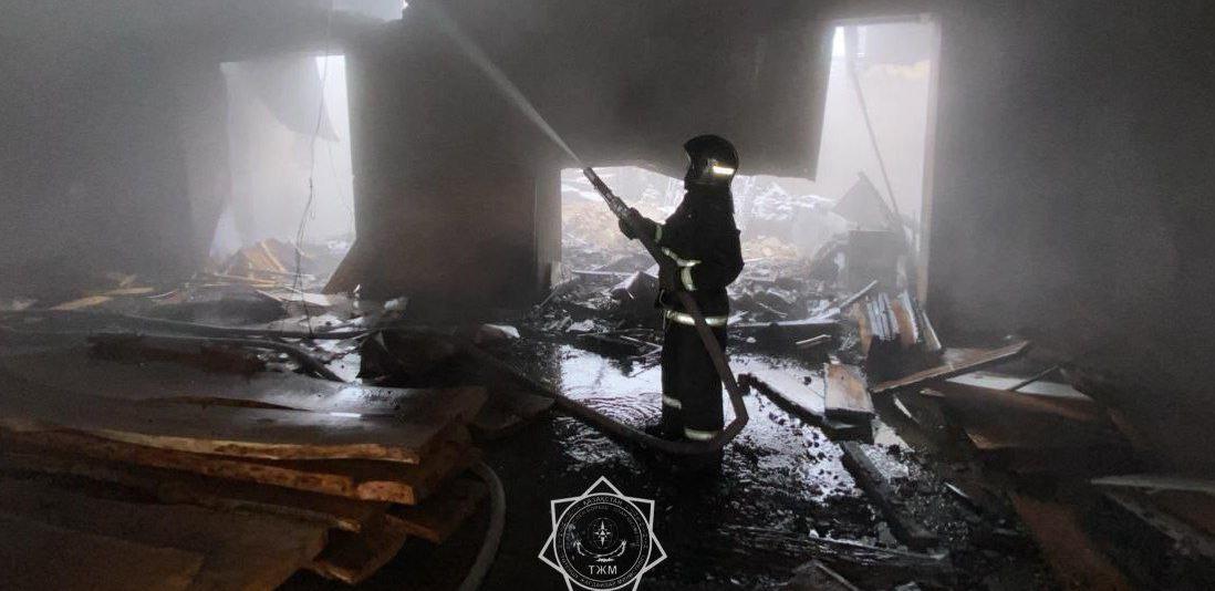 Склад с тоннами лука загорелся в Таразе