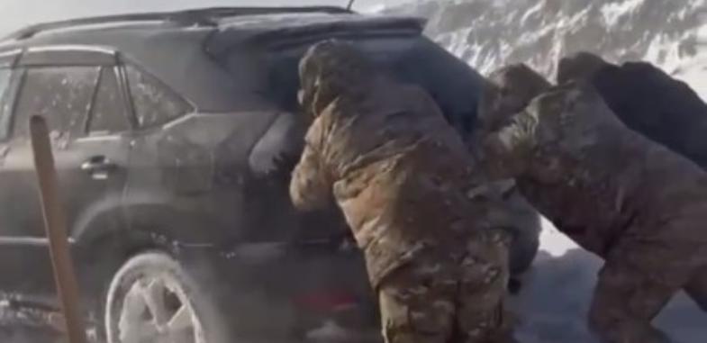 Спасатели вытащили из снега десятки авто в Жамбылской области