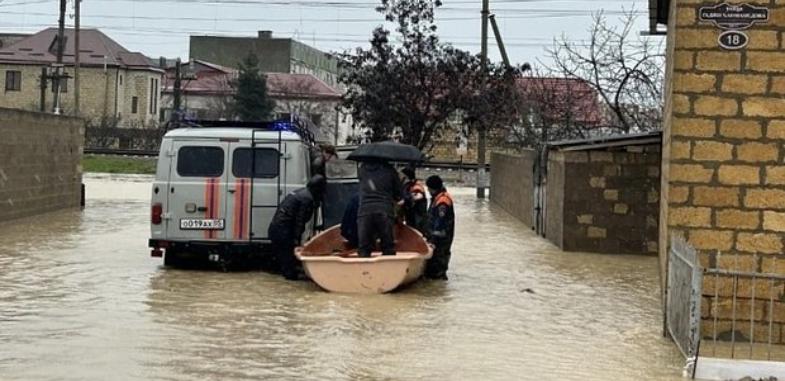 В Дагестане мощный поток воды смыл автомобили в реку