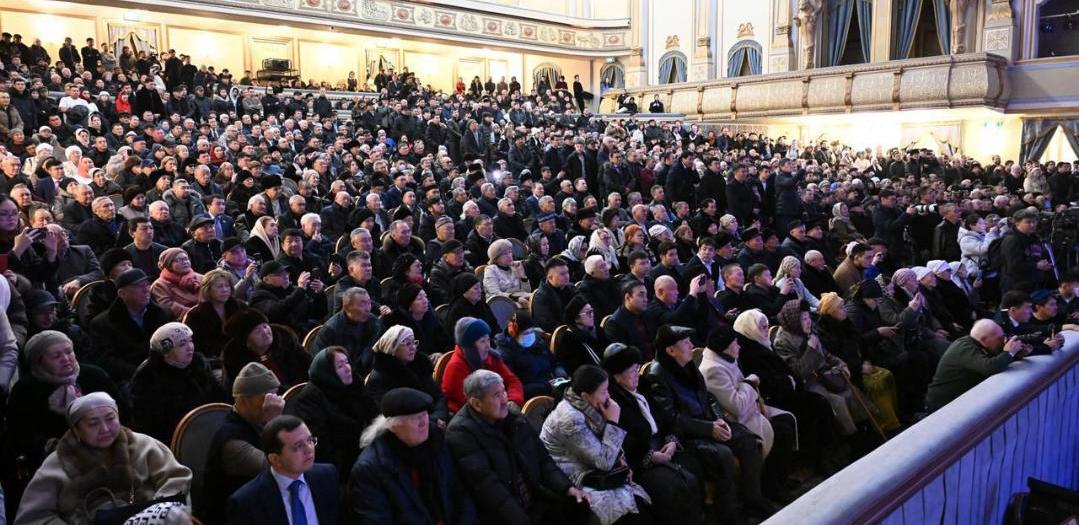 Тысячи людей пришли проститься с Асанали Ашимовым