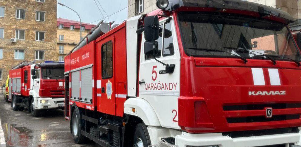 Спасатели эвакуировали 33 человека из горящей многоэтажки 