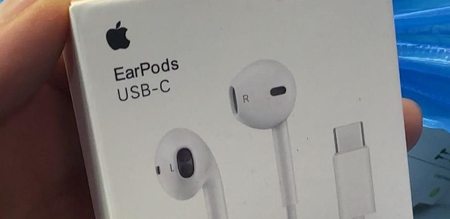 Крупную партию контрафакта под брендами Apple выявили в Алматы