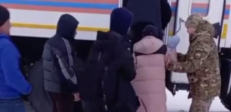 В Костанайской области с трассы эвакуировали 28 человек