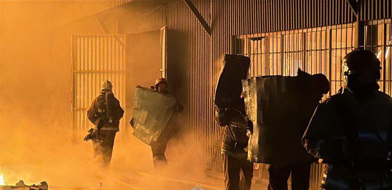 Склад в Алматы тушили с помощью пожарного поезда