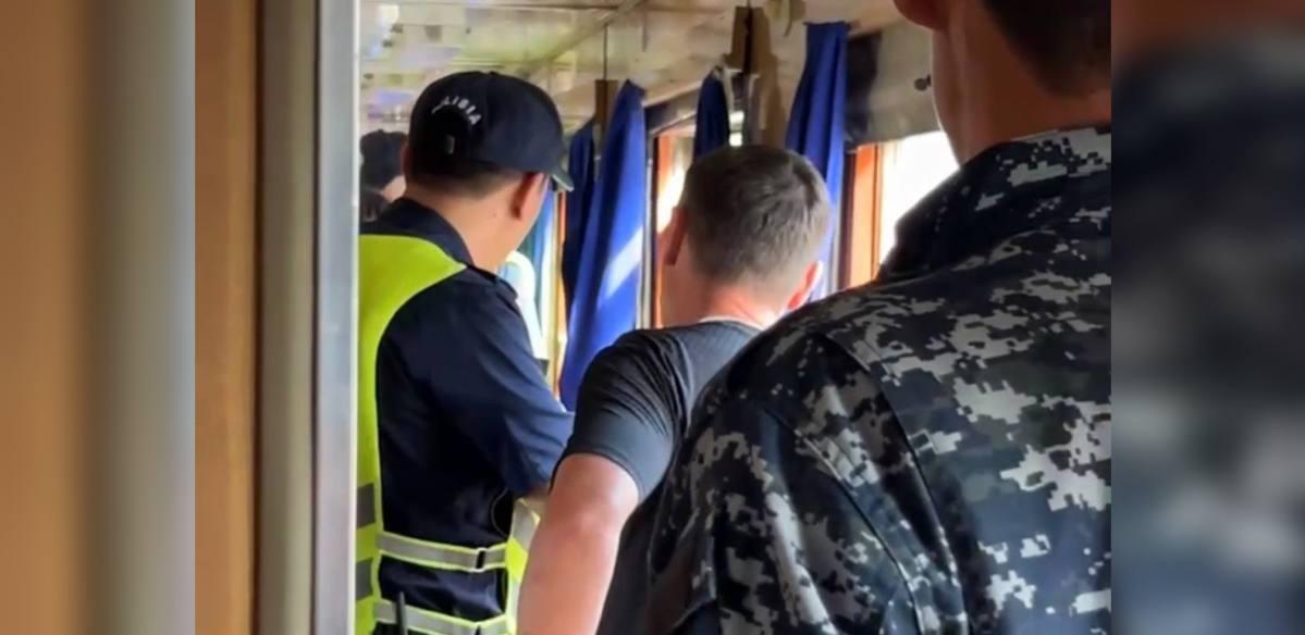 С начала года с поездов Казахстана сняли почти 400 нарушителей