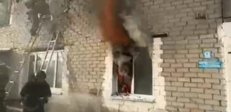 Пожар вспыхнул в нескольких квартирах дома в селе Жамбыл