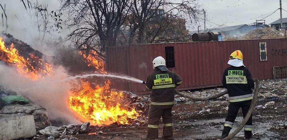  Пожар на мусорном полигоне не могут потушить в Алматинской области