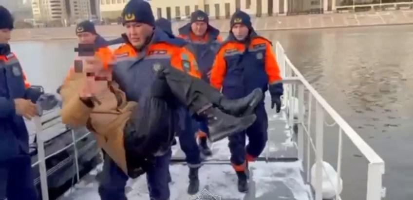 Мужчина спрыгнул с моста в Астане