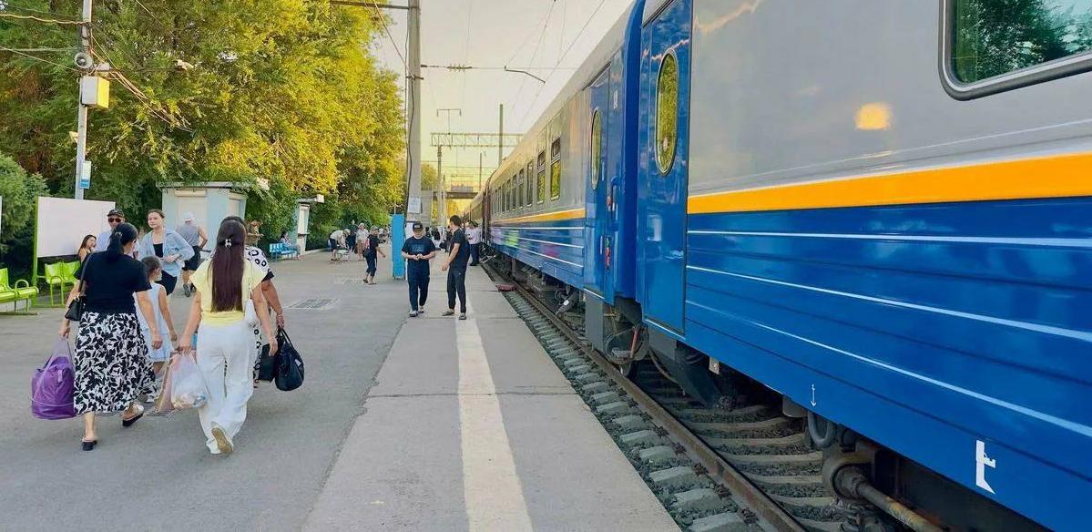 С начала лета в Казахстане запустят три дополнительных поезда 