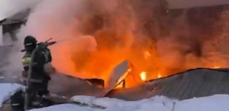 Крыша рухнула при пожаре в кафе Костанайской области 