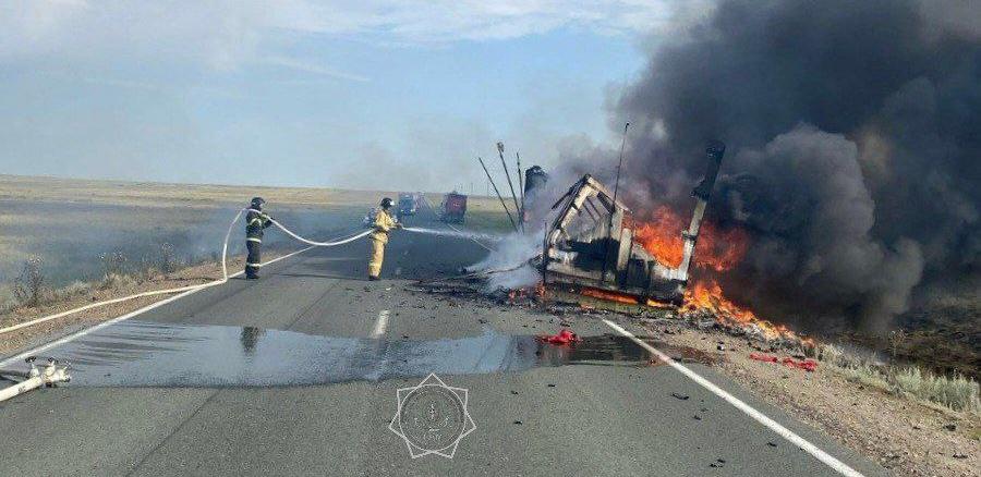 Прицеп грузового автомобиля сгорел на трассе в Актюбинской области