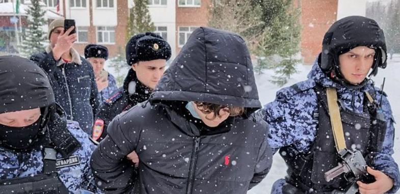 Школьник с пистолетом и петардами напал на школу в Уфе