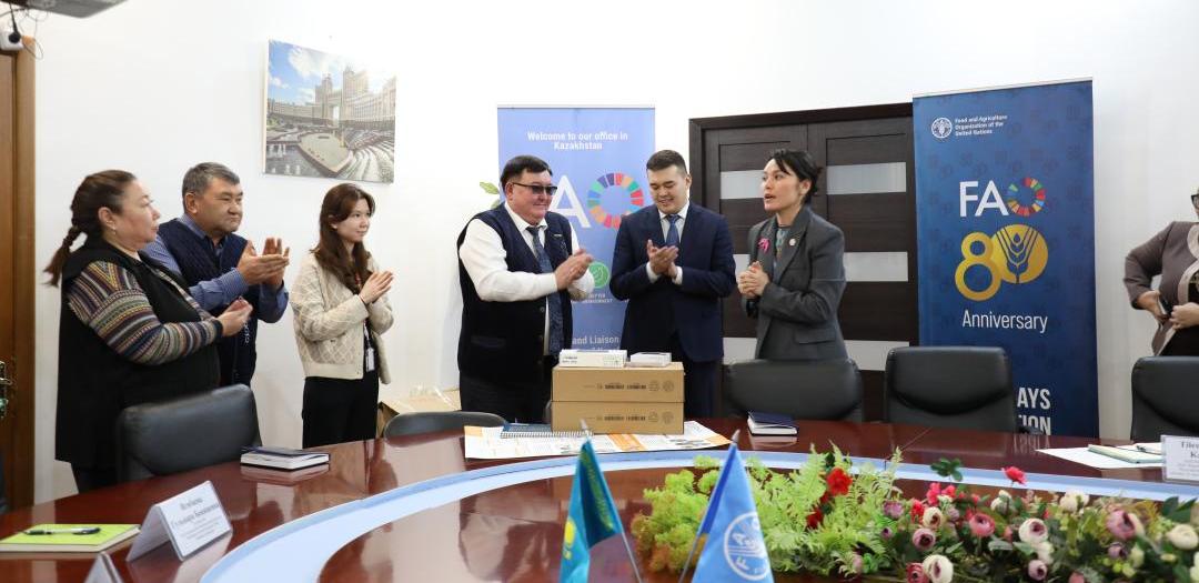 Казахстану передали оборудование для борьбы с саранчой