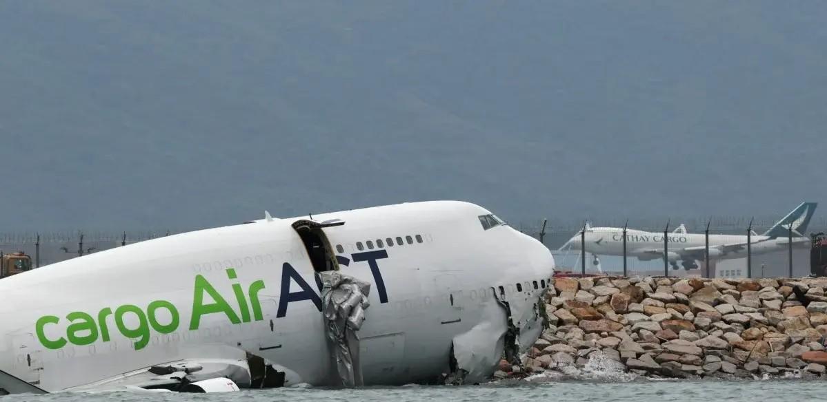 В Гонконге Boeing 747 скатился с полосы и упал в море