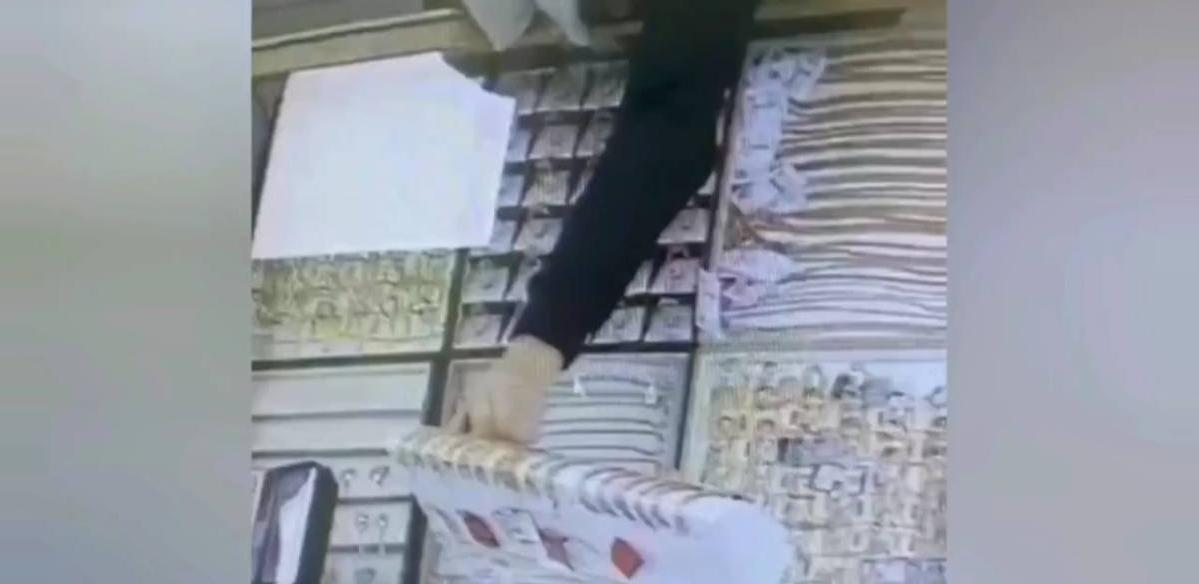 Женщина похитила золотые украшения с витрины в Туркестане