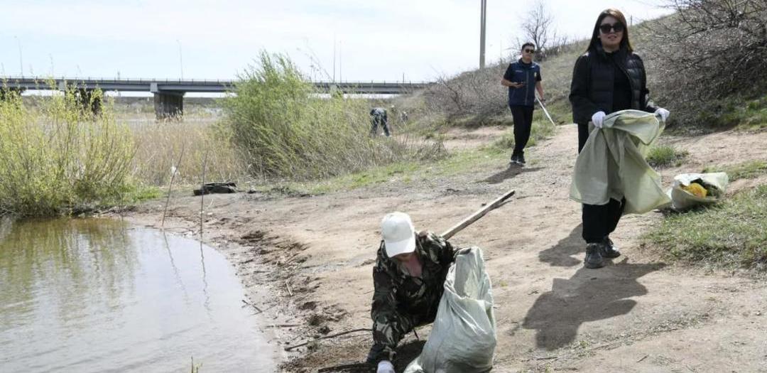 Несколько грузовиков мусора собрали на реке Есиль в Астане