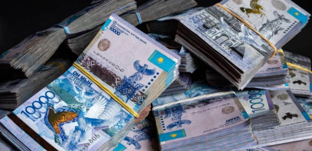 Казахстанцы массово снимают пенсионные на фоне ужесточений
