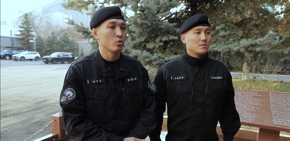 Двух вооруженных мужчин обезвредили сотрудники СОБРа в Алматы