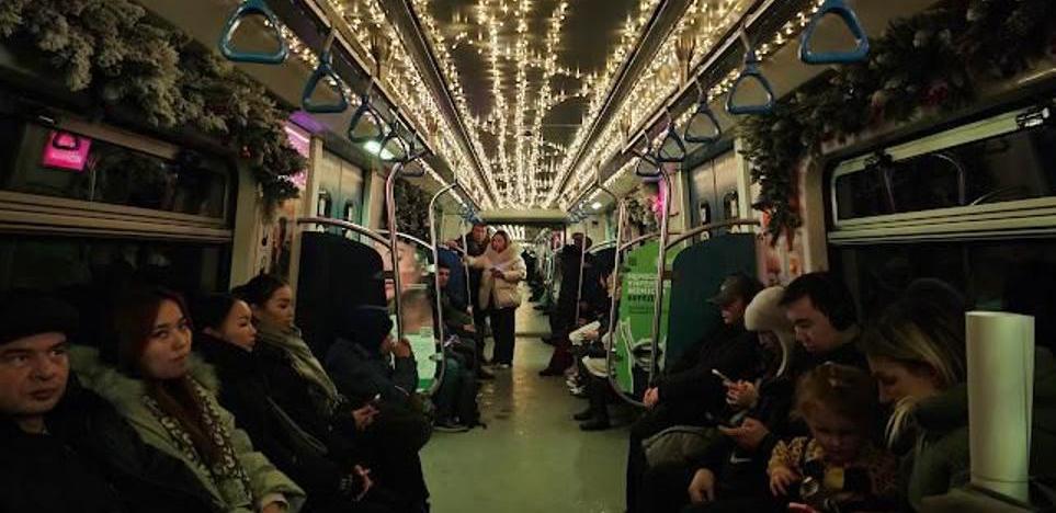 Метро Алматы украсили к Новому году