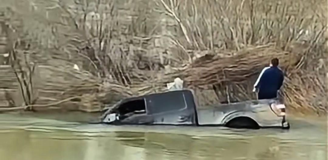Автомобиль с водителем унесло течением на реке Ишим